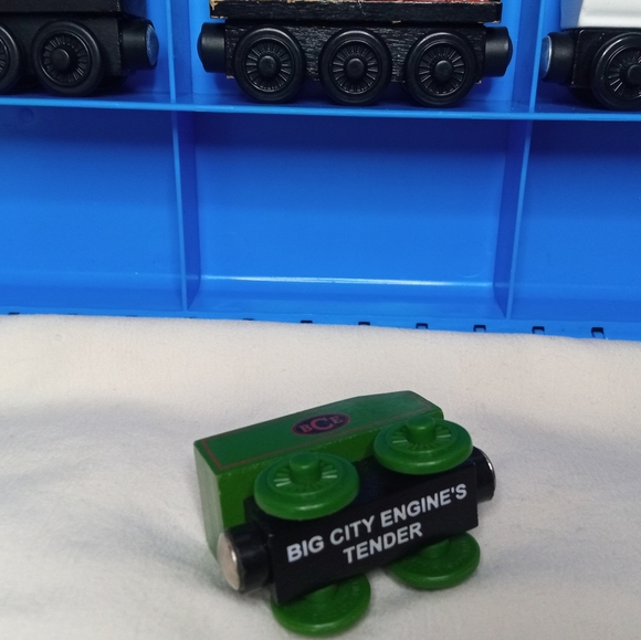 Vintage Thomas the Tank Engine & Friends storage case w/ 4 wooden train pieces - Picture 7 of 16